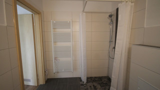 vergrößertes Badezimmer mit Dusche und Wanne